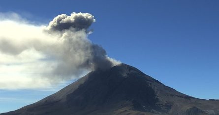 Exhalaciones del volcán Popocatépetl el 7 de marzo de 2024