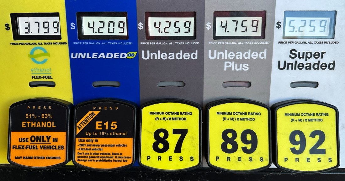 Precios de la gasolina, en una gasolinera en Riverwoods, Illinois, el 1 de abril de 2024.