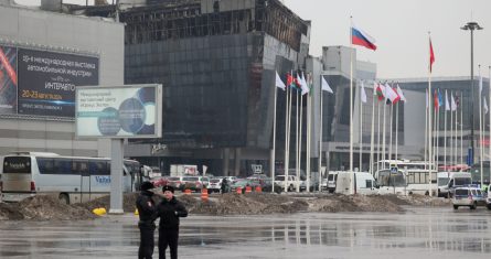 Agentes de Policía custodian las inmediaciones del Crocus City Hall, en el extremo occidental de Moscú, Rusia, el 23 de marzo de 2024, un día después de un letal atentado en la sala de conciertos.