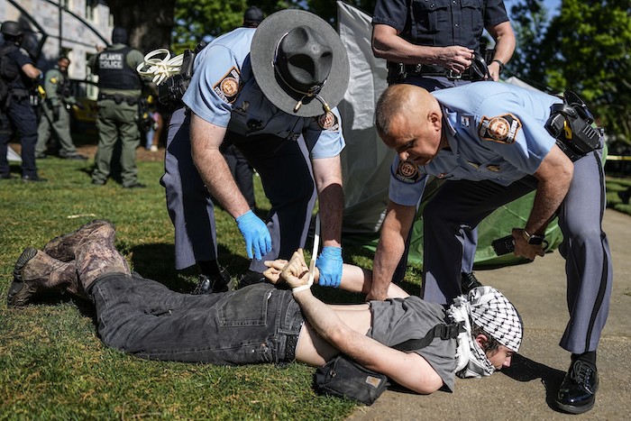 Agentes de la policía estatal de Georgia detienen a un manifestante en el campus de la Universidad de Emory durante una manifestación propalestina, el 25 de abril de 2024, en Atlanta.