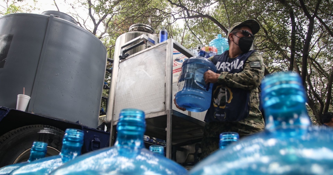 Vecinos de la alcaldía Benito Juárez acuden al punto de agua que opera la Marina y personal del Gobierno de la Ciudad en Parque Esperanza Oteo para poder llenar garrafones.