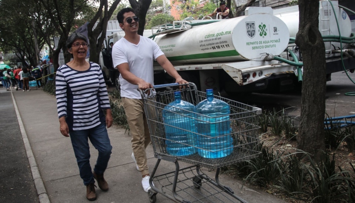 Vecinos de la alcaldía Benito Juárez acuden al punto de agua que opera la Marina y personal del Gobierno de la Ciudad en Parque Esperanza Oteo para poder llenar garrafones.