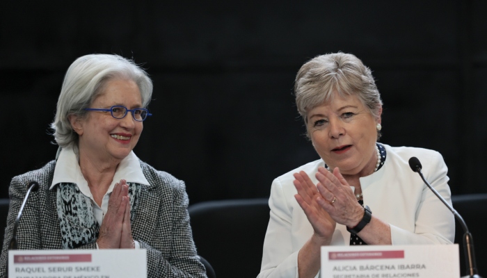 Raquel Serur, Embajadora de México en Ecuador, a la izquierda, y Alicia Bárcena, Secretaria de Relaciones Exteriores (SRE) de México, hacen un gesto durante una conferencia de prensa en el aeropuerto internacional de la Ciudad de México, México, el domingo 7 de abril de 2024. Diplomáticos y familiares llegaron a la Ciudad de México después de la ruptura de relaciones diplomáticas con Ecuador después de que la policía irrumpiera en la embajada de México para arrestar a un ex vicepresidente ecuatoriano.