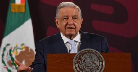 El Presidente Andrés Manuel López Obrador habló la mañana de este martes sobre la polémica que generó Morena después de publicar la imagen de una playera con una calavera y una oración que hace referencia a él, estampado que surgió a raíz de un meme. La difusión en la cuenta de X, antes Twitter, del partido desató una fuerte ola de críticas en redes sociales. Una de las cosas que más se reprochó fue el posible uso de la Santa Muerte.