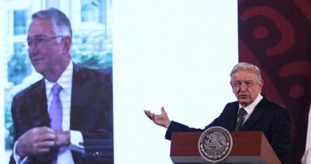 El Presidente Andrés Manuel López Obrador cuestionó que Ricardo Salinas Pliego utilice sus televisoras concesionadas por el Gobierno para atacar al mismo Gobierno y defender intereses particulares, y respondió a la acusación de que su administración “se roba el dinero” con el plan de pensiones aprobado por el Congreso. “Zafo”, dijo. “Nosotros no somos rateros”.