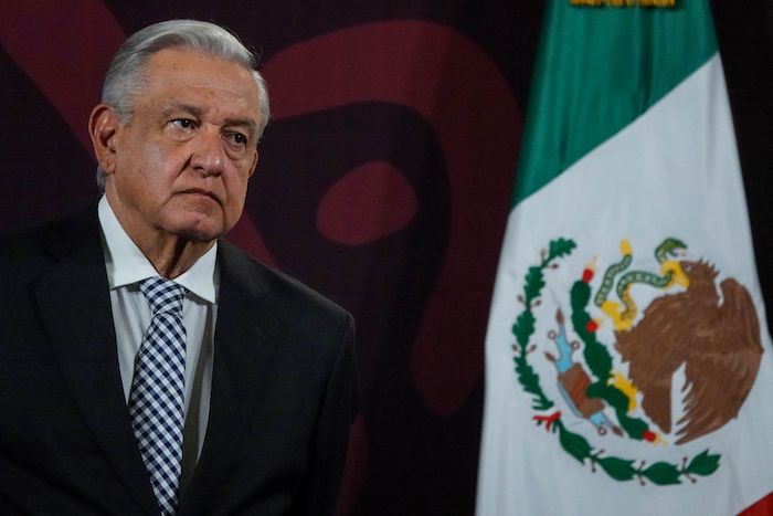 El Presidente Andrés Manuel López Obrador recordó que el dueño de Grupo Salinas ha confesado que "no permite que sus conductores de noticias actúen con libertad", ya que "él les da línea".