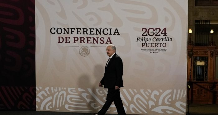 El Presidente mexicano Andrés Manuel López Obrador llega para comenzar su conferencia de prensa matutina diaria en el Palacio Nacional en la Ciudad de México, el 1 de marzo de 2024.