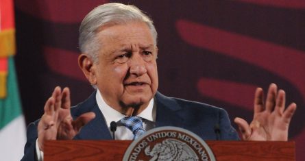 El Presidente Andrés Manuel López Obrador responde a la prensa durante la conferencia mañanera de este lunes.