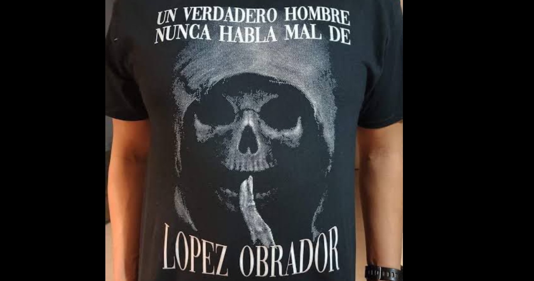 Morena recibió este fin de semana una fuerte ola de críticas en redes sociales por haber publicado la imagen de una playera con un estampado de calavera y una oración que hace referencia a su fundador, el Presidente Andrés Manuel López Obrador.