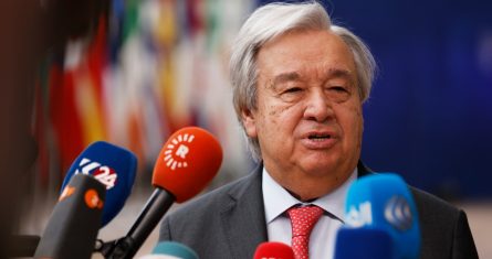 El Secretario General de la ONU, Antonio Guterres, habla con los reporteros a su llegada para una cumbre de la UE en Bruselas, el jueves 21 de marzo de 2024.