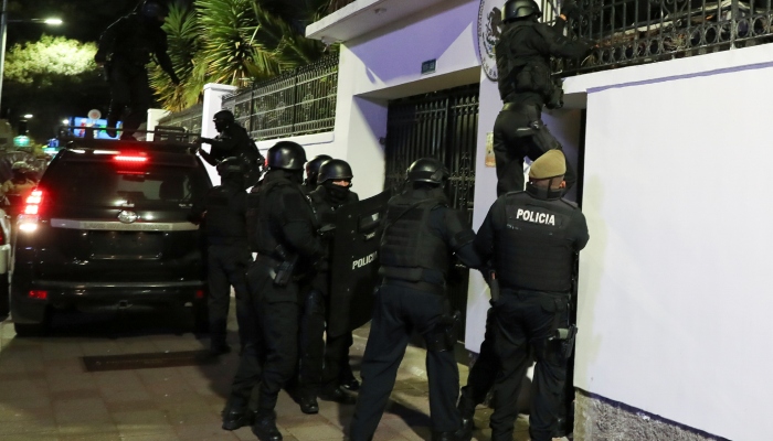 La policía ecuatoriana irrumpe en la Embajada de México en Quito, Ecuador, el viernes 5 de abril de 2024. El episodio ocurrió horas después de que el Gobierno mexicano concediera el asilo político al exvicepresidente Jorge Glas, que permanecía en la sede diplomática desde diciembre de 2023