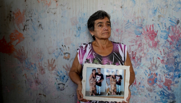 Gerónima Benítez sostiene fotografías de su hijo Víctor Emanuel, de 17 años, asesinado hace dos años por traficantes de drogas que nunca fueron detenidos, en su casa de Rosario, Argentina, el martes 9 de abril de 2024. Benítez dijo que el asesino de su hijo vive en su calle, y no está convencida de que una condena de prisión fuera a marcar una diferencia. “Los que vivimos afuera vivimos encarcelados, dijo. “Los que están adentro de las cárceles lo tienen todo”.