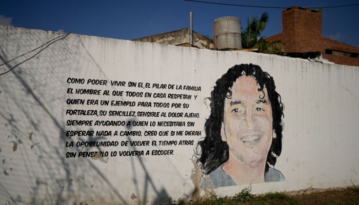 Un mural de Claudio Ariel Cantero cubre un muro junto a un mensaje de apoyo escrito por su familia en Rosario, Argentina, el martes 9 de 2024. Cantero, conocido como "El Pájaro", era el líder de una organización criminal llamada "Los Monos" y murió baleado en una bolera el 26 de mayo de 2013 en Santa Fe. 