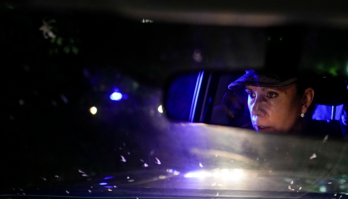 La policía Georgina Wilke maneja su patrulla en Rosario, Argentina, la noche del lunes 8 de abril de 2024. Los agentes recorren zonas humildes de la ciudad y pasan horas registrando la actividad de los barrios, y poniendo controles de seguridad en carreteras importantes. 