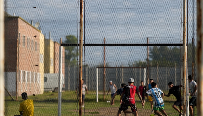 Presos juegan al futbol en la cárcel de Pinero, Argentina, el martes 9 de abril de 2024. Las autoridades han incrementado las redadas en penales, confiscado miles de celulares de contrabando y restringido las visitas. 