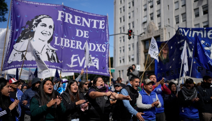 Manifestantes antigubernamentales marchan contra la escasez de alimentos en los comedores populares, y contra las reformas económicas propuestas por el Presidente Javier Milei en Buenos Aires, Argentina, el miércoles 10 de abril de 2024. 