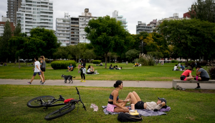 Gente en un parque en Rosario, Argentina, el lunes 8 de abril de 2024. El lugar de nacimiento de Lionel Messi y el revolucionario Ernesto "Che" Guevara se convirtió en la última década en el núcleo del narcotráfico del país, conforme campañas antidroga regionales empujaban el tráfico hacia el sur.