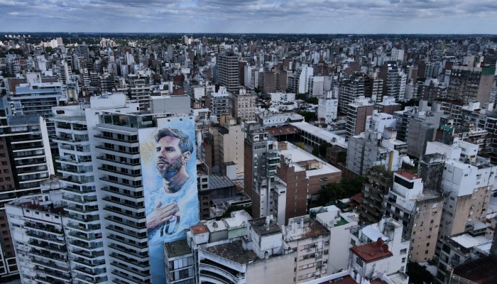 Un mural del futbolista Lionel Messi cubre un edificio en Rosario, Argentina, el lunes 8 de abril de 2024. El lugar de nacimiento de Messi y el revolucionario Ernesto "Che" Guevara se convirtió hace una década en el núcleo del narcotráfico del país, conforme las campañas antidroga de la región empujaban el tráfico hacia el sur. 