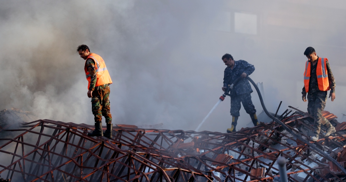 Cuadrillas de rescate trabajan en un edificio derruido por un bombardeo israelí en Damasco, Siria, el lunes 1 de abril de 2024.