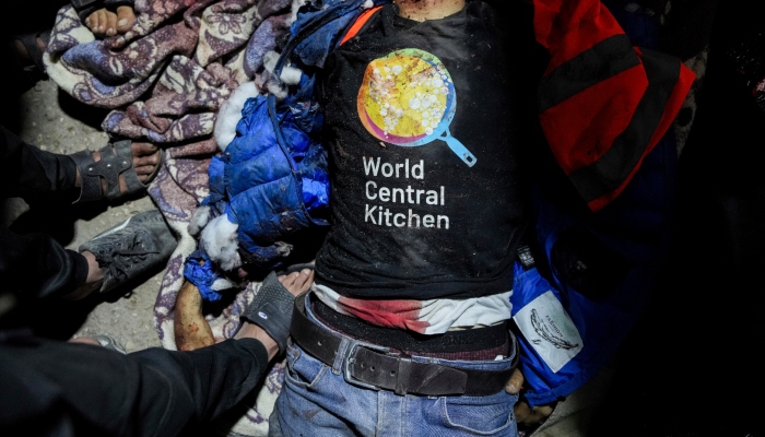 El cuerpo de una persona con una camiseta de World Central Kitchen se ve en el suelo en el hospital Al Aqsa en Deir al-Balah, Franja de Gaza, el lunes 1 de abril de 2024.