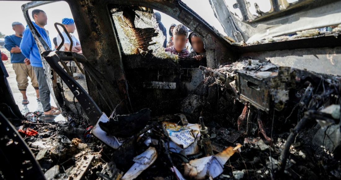 Gente inspecciona el lugar donde murieron trabajadores de World Central Kitchen en Deir al-Balah, Franja de Gaza, el martes 2 de abril de 2024. Un aparente ataque israelí mató a seis cooperantes internacionales de World Central Kitchen y a su conductor palestino, según indicó el grupo de ayuda el martes.