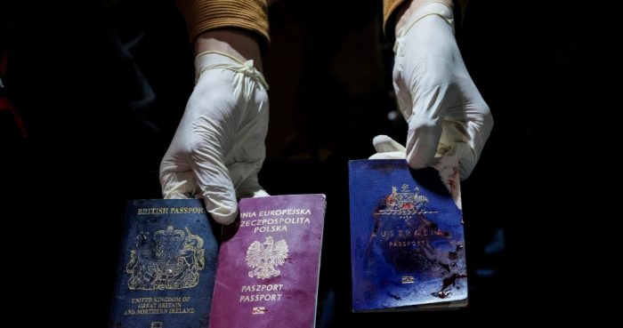 Un hombre sostiene pasaportes manchados de sangre de Reino Unido, Polonia y Austraila tras un ataque israelí, en Deir al-Balah, Franja de Gaza, el lunes 1 de abril de 2024.