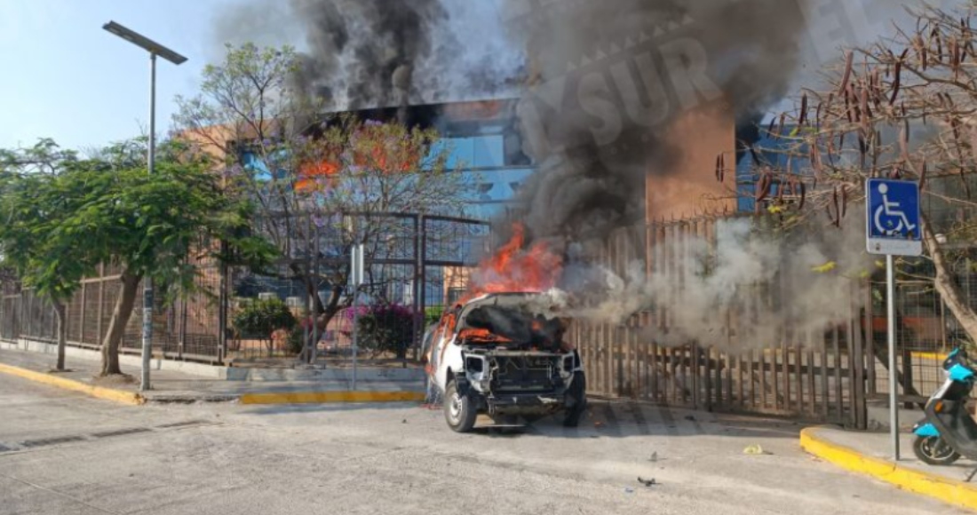 Normalistas quemaron vehículos oficiales en una jornada de protesta en las oficinas del Poder Ejecutivo de Guerrero.