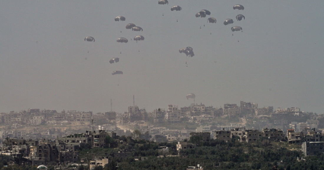 Un avión deja caer ayuda humanitaria sobre el norte de la Franja de Gaza, vista desde el sur de Israel, el domingo 31 de marzo de 2024.