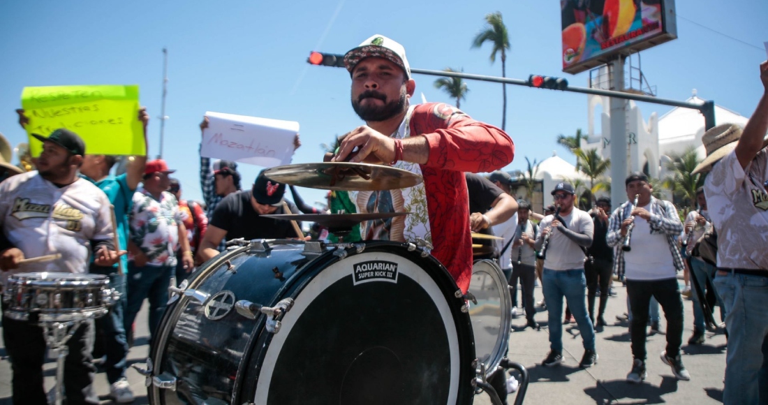 Músicos de Banda Sinaloense se manifestaron para exigir que no limiten su trabajo en las playas mazatlecas.