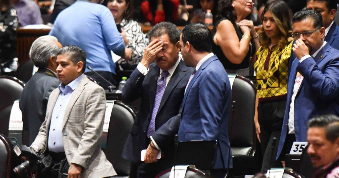 Ignacio Mier, Diputado y coordinador de Morena, junto a Elías Lixa, Diputado del PAN, durante la sesión ordinaria semipresencial de la Cámara de Diputados en la que se contemplaba la discusión del dictamen de la Comisión de Seguridad Social para la creación del Fondo de Pensiones para el Bienestar, sin embargo, por modificaciones en el dictamen previamente aprobado en comisiones la sesión fue mandada a receso y pospuesta para el próximo lunes 22 de abril.