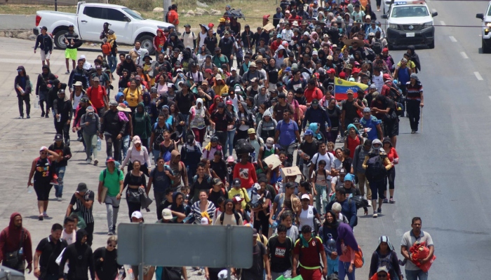 Cerca de 300 migrantes, en su mayoría Venezolanos, partieron en caravana este viernes de Tuxtla Gutiérrez hacia el municipio de Ocozocoautla. 