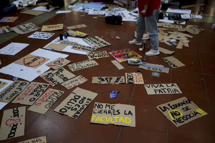 Carteles de protesta en la Universidad de Buenos Aires (UBA) antes del inicio de una marcha para exigir más fondos para las universidades públicas en Buenos Aires, Argentina, el martes 23 de abril de 2024.