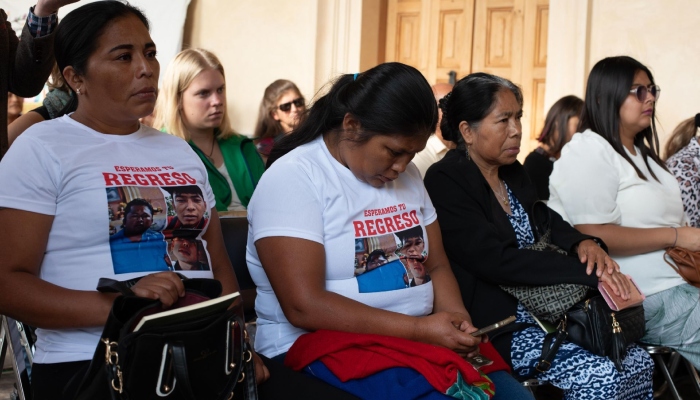 En un evento político - cultural en el centro de la ciudad las organizaciones; Centro de Derechos Humanos Fray Bartolomé de las Casas, Voces Mesoamericanas, Melel Xojobal, Junax Kotantik y organizaciones de madres y padres buscadores, presentaron el informe "Tocar el Vacío" sobre la desaparición en Chiapas. 