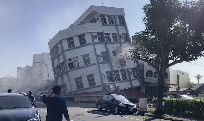 En esta imagen tomada de un video de TVBS se ve el colapso parcial de un edificio, el miércoles 3 de abril de 2024, en Hualien, en el este de Taiwán.