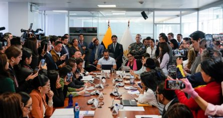 Jonathan Parra, arriba al centro, presidente de la Comisión de Fiscalización de la Asamblea Nacional, preside una reunión donde el Ministro de Defensa Gian Carlo Loffredo, sentado a su lado a la izquierda; la Ministra del Interior, Mónica Palencia, sentada a su lado a la derecha, y la Canciller Gabriela Sommerfeld, explican el allanamiento a la Embajada de México en Quito, Ecuador, el miércoles 10 de abril de 2024.