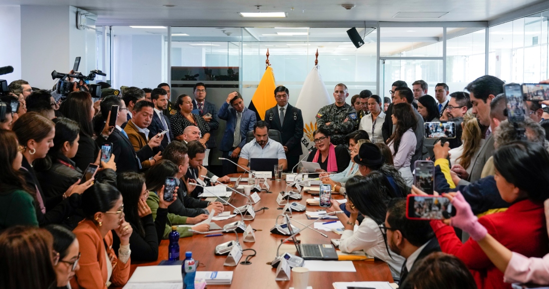 Jonathan Parra, arriba al centro, presidente de la Comisión de Fiscalización de la Asamblea Nacional, preside una reunión donde el Ministro de Defensa Gian Carlo Loffredo, sentado a su lado a la izquierda; la Ministra del Interior, Mónica Palencia, sentada a su lado a la derecha, y la Canciller Gabriela Sommerfeld, explican el allanamiento a la Embajada de México en Quito, Ecuador, el miércoles 10 de abril de 2024.