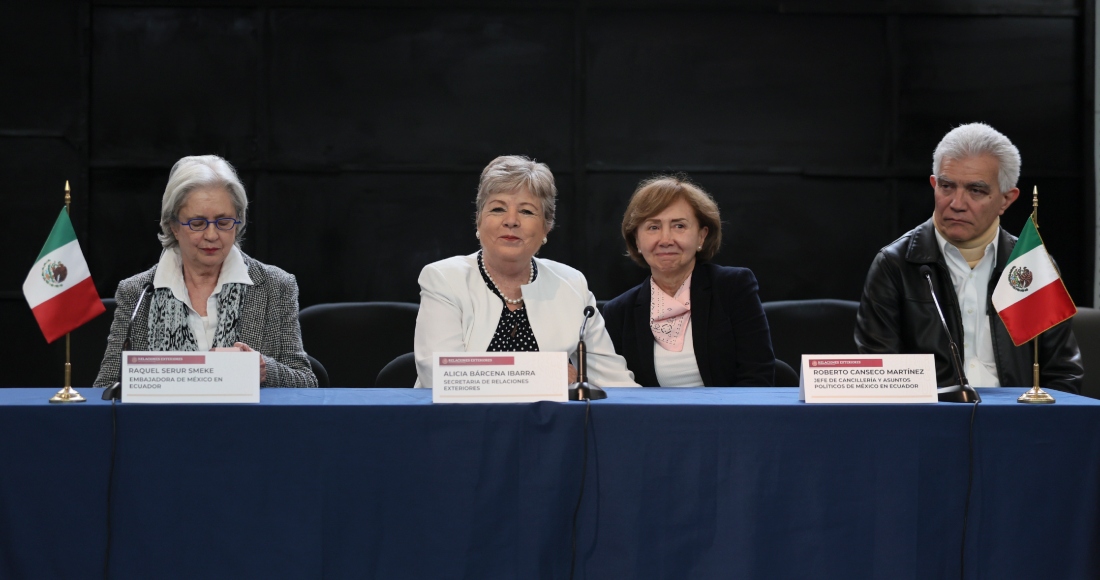 Raquel Serur, Embajadora de México en Ecuador, izquierda, Alicia Bárcena, Secretaria de Relaciones Exteriores de México, segunda a la izquierda, Roberto Canseco, Jefe de la Sección Consular de México en Quito, derecha, y su esposa Arcelia Valadez asisten a una conferencia de prensa en Ciudad de México, México, domingo 7 de abril de 2024.