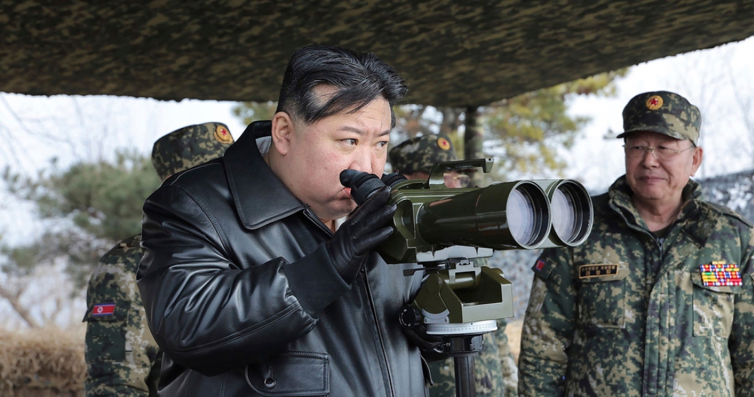 En esta imagen proporcionada por el Gobierno norcoreano, el líder de Corea del Norte, Kim Jong Un, a la izquierda, supervisa maniobras de artillería en Corea del Norte, el jueves 7 de marzo de 2024.