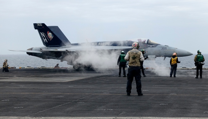 Un avión de combate F-18E se prepara para despegar del portaaviones USS Theodore Roosevelt, el 11 de abril de 2024, durante tres días de maniobras conjuntas entre Estados Unidos, Japón y Corea del Sur en el Mar de China Oriental. 