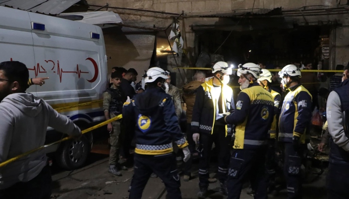 En esta imagen proporcionada por la Defensa Civil Siri, trabajadores de los Cascos Blancos buscan víctimas tras la explosión de un coche bomba en un bullicioso mercado el domingo 31 de marzo de 2024 en la madrugada, en Azaz, Siria, una ciudad noroccidental controlada por Turquía. 