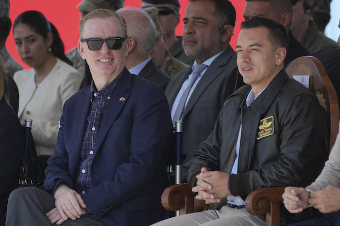 El Presidente ecuatoriano, Daniel Noboa, a la derecha, y el Embajador de Estados Unidos en Ecuador, Michael J. Fitzpatrick, en el acto de entrega de un avión Hércules para misiones militares donado por el Gobierno de Estados Unidos, en el aeropuerto de Cotopaxi en Latacunga, Ecuador, el lunes 25 de marzo de 2024.