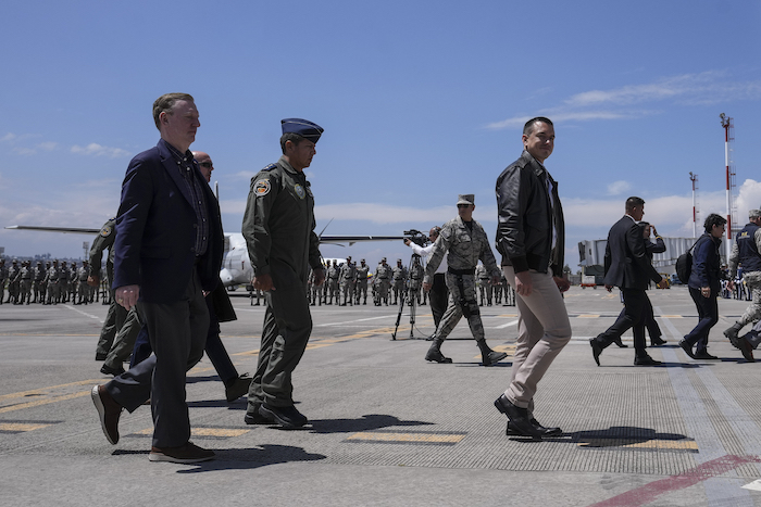 El Presidente ecuatoriano, Daniel Noboa, al frente a la derecha, y el Embajador de Estados Unidos en Ecuador, Michael J. Fitzpatrick, en el acto de entrega de un avión Hércules para misiones militares donado por el Gobierno de Estados Unidos, en el aeropuerto de Cotopaxi en Latacunga, Ecuador, el lunes 25 de marzo de 2024.