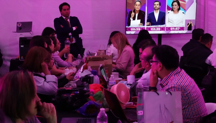 Periodistas observan el primer debate presidencial entre los candidatos Claudia Sheinbaum, Jorge Álvarez Máynez, y Xóchitl Gálvez, en las instalaciones del Instituto Nacional Electoral.