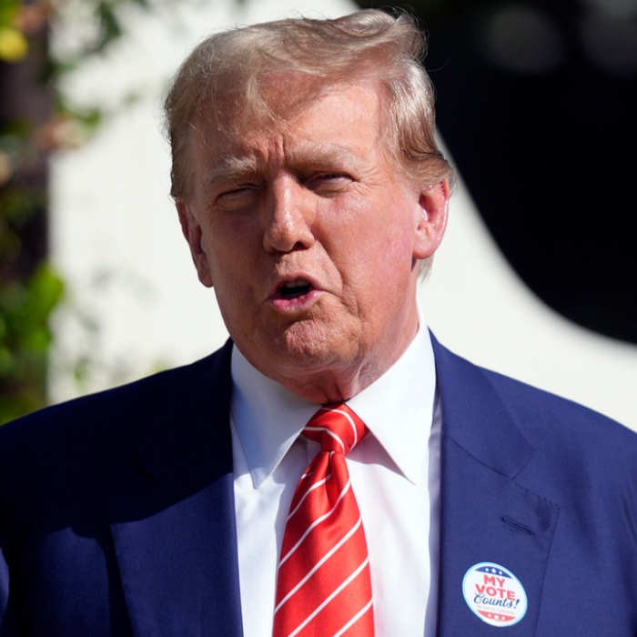 El expresidente y virtual candidato presidencial republicano Donald Trump habla después de votar en la primaria de Florida en Palm Beach, Florida, 19 de marzo de 2024