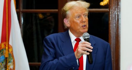 El expresidente Donald Trump durante los Club Golf Awards, el domingo 24 de marzo de 2024, en el Trump International Golf Course, en West Palm Beach, Florida.