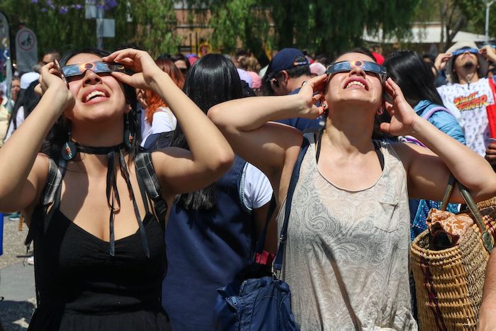 Gran furor causó el eclipse solar en la Ciudad de México.