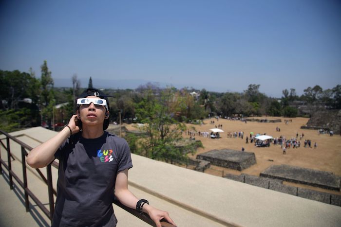 Decenas de familias de reunieron en el Centro Cultural Teopanzolco, en Cuernavaca, Morelos, para admirar el fenómeno natural del eclipse total de Sol.