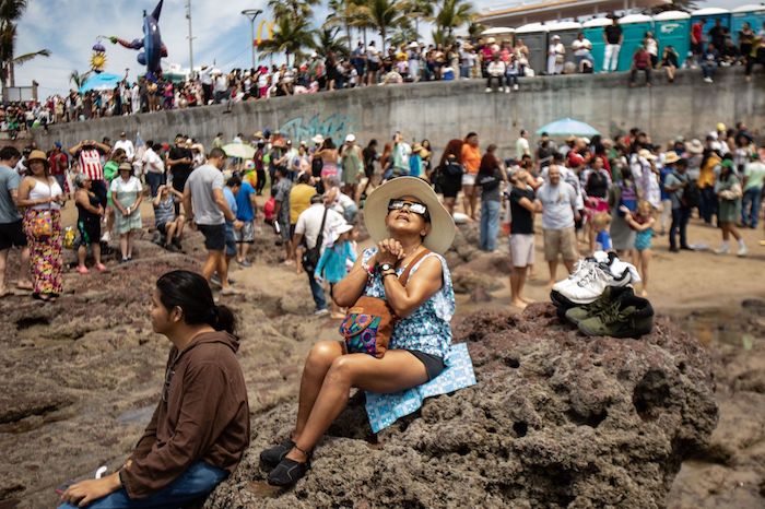 Miles de personas disfrutaron del eclipse total de Sol sobre la Av. del Mar y esquina con Av. Rafael Buelna, en el malecón de Mazatlán.