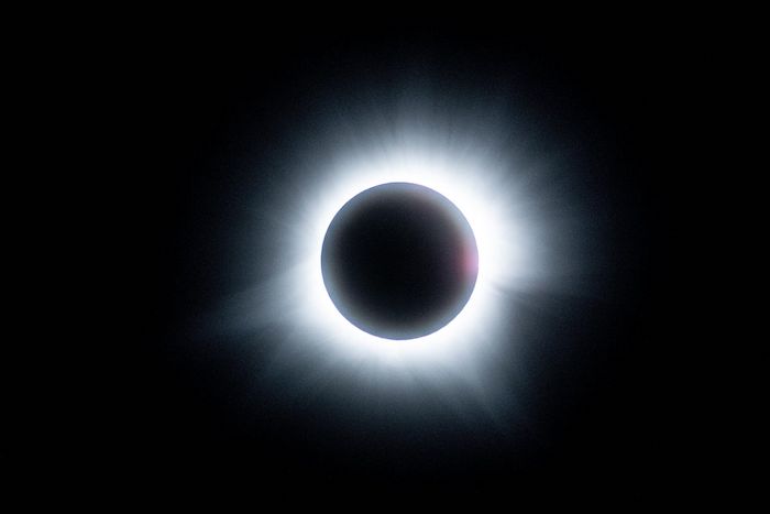 Momento en el que la Luna tapa totalmente la circunferencia del Sol durante el eclipse que se pudo observar en todo México.