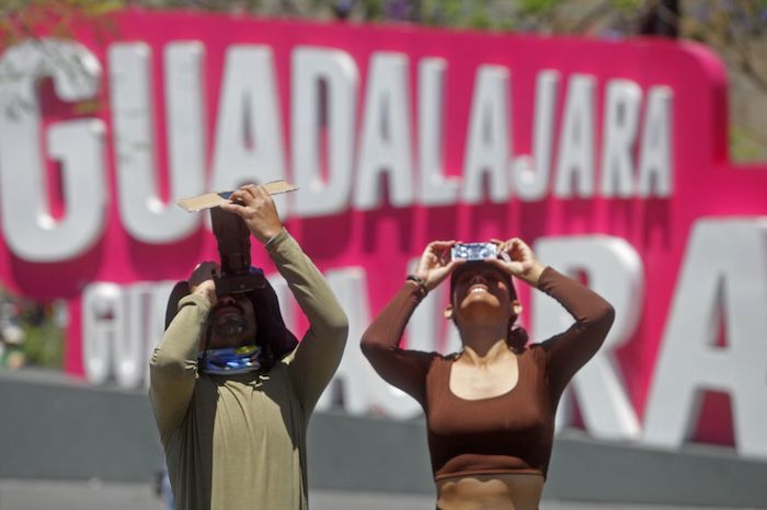 Tapatíos visitaron el centro de la ciudad para observar del eclipse total de Sol, fenómeno astronómico que se puede apreciar cada 33 años.